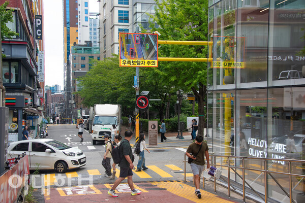 이화여대2길 앞 보도에 설치된 ‘보행자 주의 AI 카메라’의 모습. 카메라를 통해 감지된 보행자는 전광판에 붉은색 사각형으로 표시된다. 진유경 사진기자