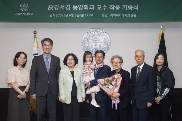 고 강서경 교수 작품 기증식에 참석한 최윤정 대외협력처장, 박정수 연구·대외부총장, 이향숙 총장, 자녀 공현씨, 배우자 공도일씨, 모친 최정숙씨, 부친 강탁씨(왼쪽부터). 제공=이화여대 홍보실