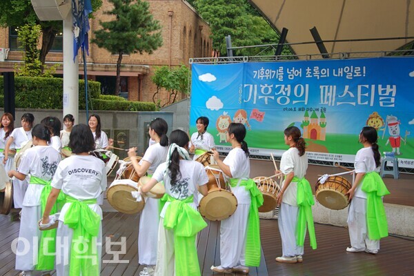 ‘이화풍물패연합’이 풍물 공연을 펼치고 있다. 천서현(건축·24)씨는 “비가 많이 왔지만 즐겁고 의미 있었다”며 “이풍연은 연대가 필요한 곳에 항상 함께한다”고 소감을 밝혔다. 정영인 사진기자