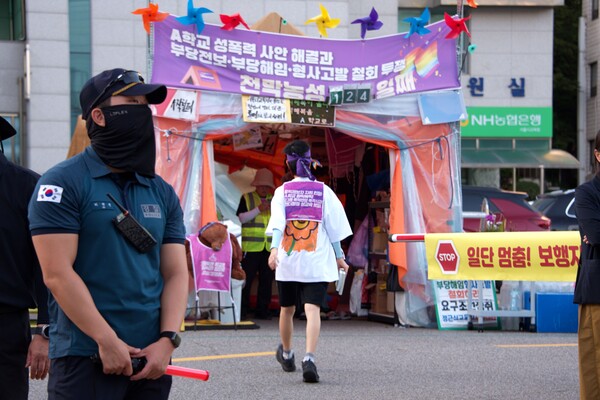 서울시교육청 앞 농성 천막에 집회 참가자가 들어가고 있다. 이날로 지혜복 교사 부당 전보 철회 투쟁은 599일째, 교육청 주차장 인근에 천막이 설치된 지는 124일째를 맞았다. 정영인 사진기자