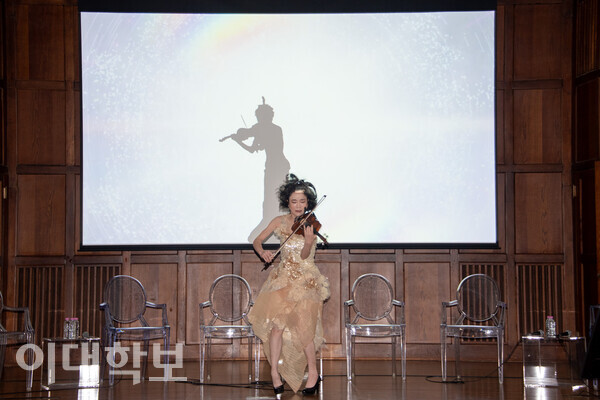 2025 KIFT의 클로징 퍼포먼스로 박지혜 바이올리니스트의 공연이 진행되고 있다. 
<진유경 사진기자