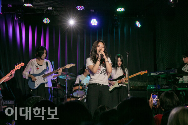 걸즈밴드 ‘리듬군단’이 ‘Utatane’(2024) 노래에 맞추어 공연을 선보이고 있다. 진유경 사진기자