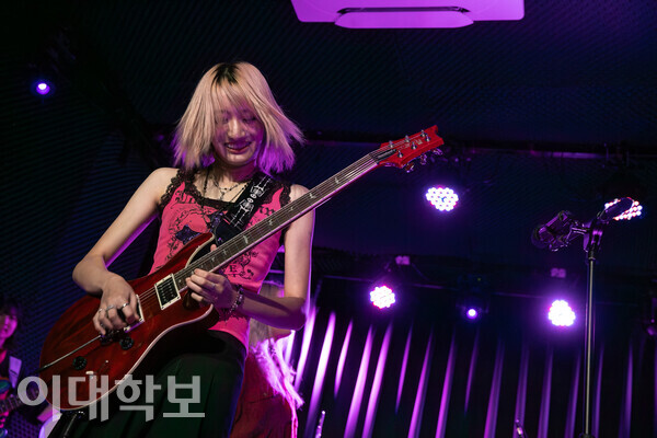중앙락밴드동아리 릴리즈(ReleAse)에서는 락 음악들을 선보였다. ‘Welcome To The Jungle’(1987)에 맞추어 신나는 리듬으로 기타를 연주하는 모습. 진유경 사진기자