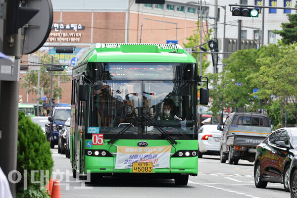 서대문05 마을버스가 우리대학 기숙사 5분 거리에 위치한 북아현삼거리 정류장을 향해 가고 있다. 채의정 사진기자