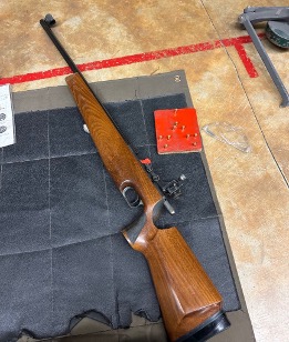 라이플과 총알. 매트 위에 엎드려 라이플을 견착한 후 사격을 시작한다. 제공=박혜수씨