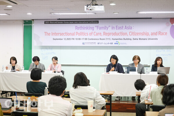 국제학술대회 ‘동아시아에서 가족을 다시 사유하기’의 두번째 세션 토론에서 한국과 일본의 학자들이 동아시아의 가족주의와 재생산 문제를 주제로 논의하고 있다. 채의정 사진기자