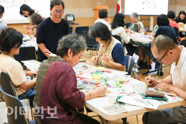 서대문구 주민이 ‘이화와 함께하는 예술만남’ 프로그램에서 자신의 추억의 장소를 형상화한 작품을 만들고 있다. 채의정 사진기자