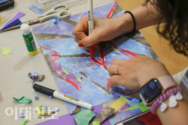 16일 우리대학 이화·삼성교육문화관에서 열린 ‘이화와 함께하는 예술만남’에서 서대문구 주민들이 함께 모여 추억을 담은 작품을 만들고 있다. 채의정 사진기자