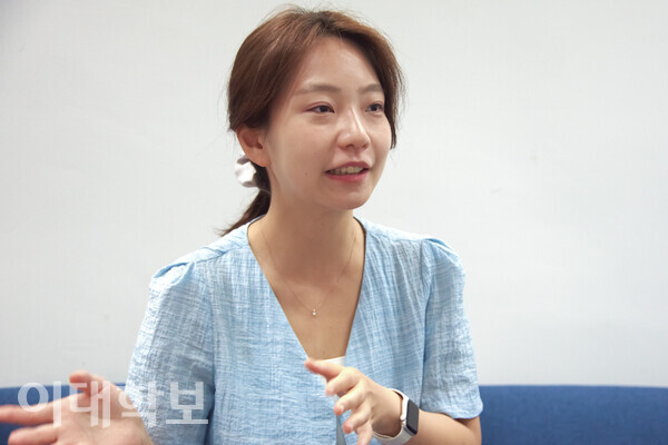 봉주연 시인은 “시란 감각의 대상”이라며, “해석하기보단 느낄 수 있어야 한다”고 말했다. <strong>정영인 사진기자