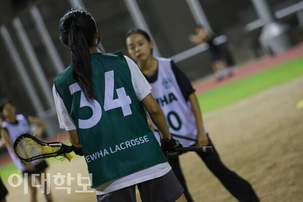 라크로스 경기 중 이혜민(체육・21)씨와 김다민(국제・21)(왼쪽부터)씨가 대치하고 있다. 변하영 사진기자
