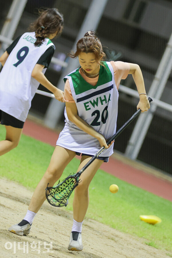 이화라크로스 신입부원 박성신(반도체·25)씨가 공을 패스하는 연습을 하고 있다. 변하영 사진기자