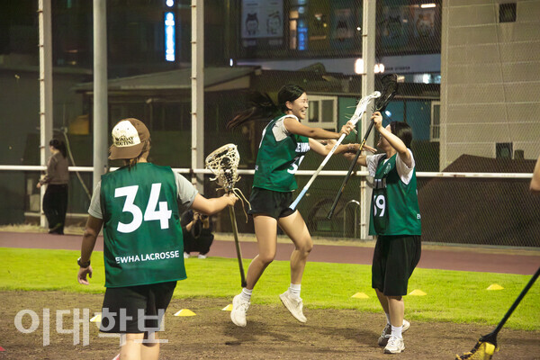 “나이스!” 득점 직후 초록 팀이 신나게 사기를 올리고 있다. 진유경 사진기자