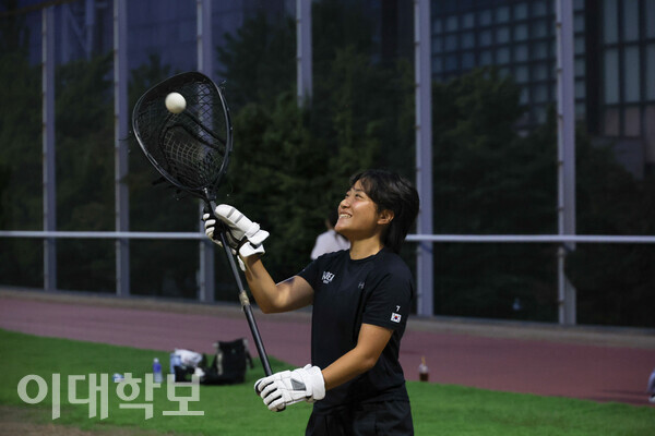 전은승(체육·21)씨가 공을 주고받는 훈련 중 골키퍼 스틱으로 공을 받으며 미소를 짓고 있다. 채의정 사진기자