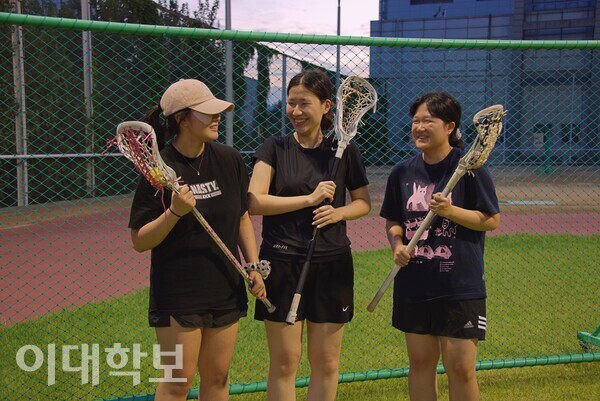 이선민(패디·21)씨, 오경민(전전·23)씨, 방서현(식영·25)씨(왼쪽부터)가 미소짓고 있다. 신입부원 훈련에 참가한 이들은 “새로운 형태의 스포츠인만큼 정말 재미있다”고 소감을 밝혔다. 정영인 사진기자