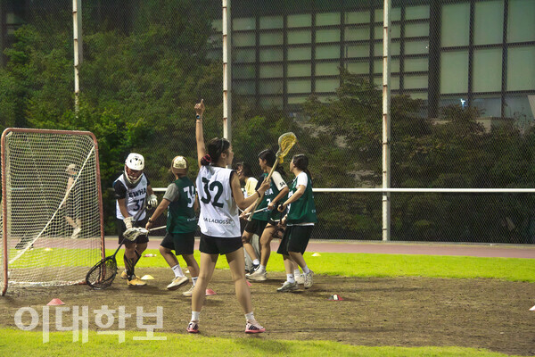 윤지원(화학·22)씨가 판정을 위해 심판을 부르고 있다. 진유경 사진기자