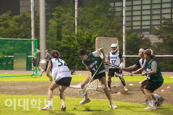 경기 중 바닥에 떨어진 공을 차지하기 위해 양 팀의 팀원들이 가까이서 맞붙고 있다. 진유경 사진기자