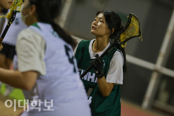 상대방의 패스를 기다리고 있는 이혜민(체육・21)씨. 변하영 사진기자