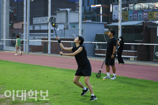 ‘이화 라크로스’ 강채린(중문・24)씨가 뛰어가며 스틱으로 날아오는 공을 받는 훈련을 하고 있다. 채의정 사진기자