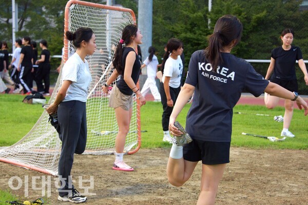이화라크로스의 부원들이 둥글게 모여 준비운동을 하고 있다. 정영인 사진기자