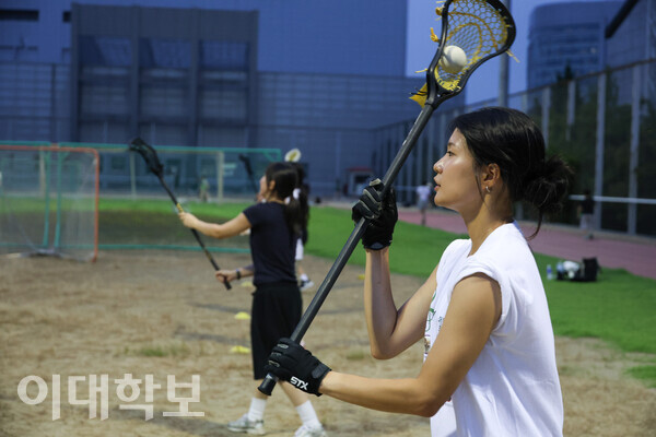 이혜민(체육・21)씨가 일렬로 마주 서서 지그재그로 공을 주고받는 훈련을 하고 있다. 채의정 사진기자