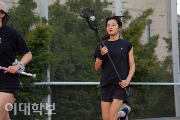 강채린(중문·24) 씨가 라크로스 스틱을 들고 트랙 위를 달리고 있다. 부원들은 훈련 시작 전 단체로 뛰며 몸을 푼다. 정영인 사진기자