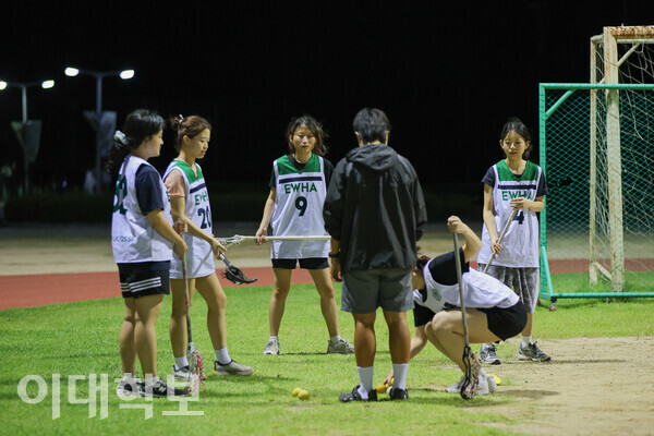 라크로스 신입부원들이 함께 모여 연습을 하고 있다. 변하영 사진기자