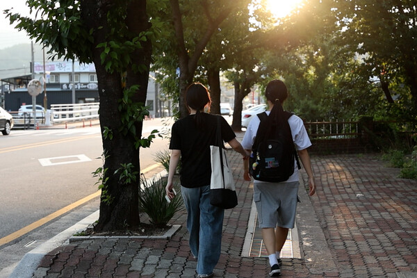 수업이 끝난 후 김규리 양은 동생과 함께 영덕 시내를 구경한다.