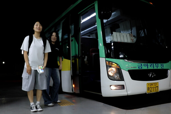 집으로 가는 버스를 타기 전, 취재진에게 인사하는 김규리 양과 동생.
