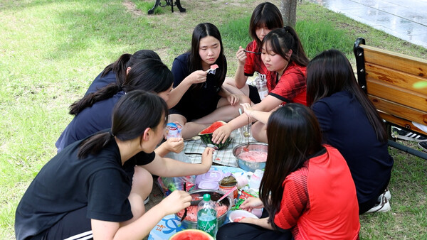 하교 후 친구들과 수박 화채를 만들어 먹는 영덕여중 학생들.