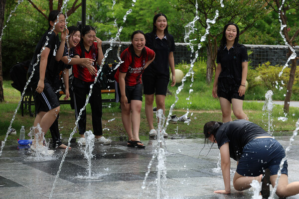 시험이 끝난 후 영덕여중 앞 분수대에서 친구들과 함께 물놀이를 하는 학생들.