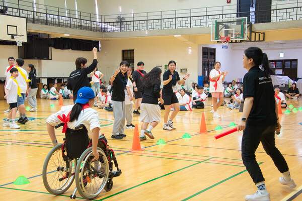 20일 우리대학 체육관 C동에서 제2회 이화어울림 체육대회가 열렸다. 대회의 마지막 게임인 미션계주에서 휠체어 이용자가 힘껏 휠체어를 굴리며 달리고 있다. 진유경 사진기자