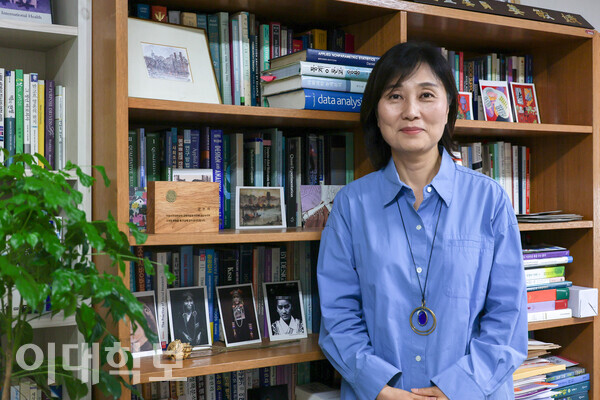 강민아 교수는 ‘국제보건 분야 속 여성 역할이 자유로워질 수 있도록 제도적 변화가 행해져야 함’을 강조하며 동시에 “이러한 변화가 싹트는 곳이 이화”라는 용기의 메시지를 전했다. 진유경 사진기자