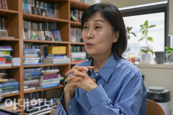 강민아 교수가 저소득 국가 보건에서의 성평등에 관해 그간 진행한 연구를 언급하며, 여성들의 활약 가능성에 주목해 탐구했음을 이야기하고 있다. 진유경 사진기자