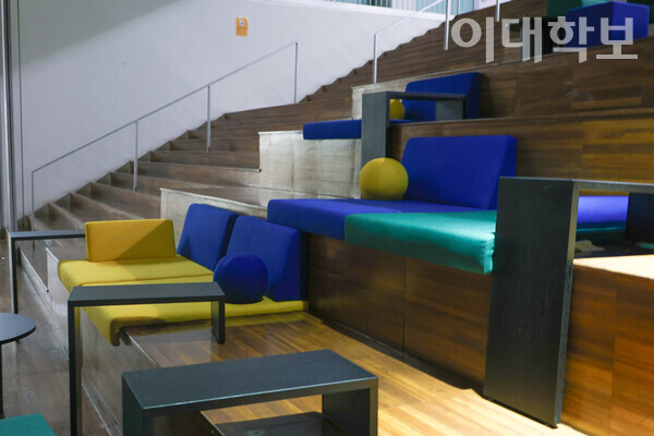ECC 잉여계단에 새롭게 설치된 소파와 테이블. 변하영 사진기자