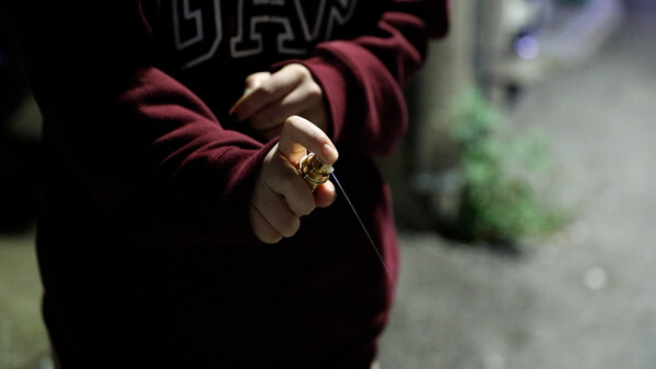 이서연(가명)씨는 밤길을 걸을 때면 부모님이 보낸 호신용품을 들고 다닌다.