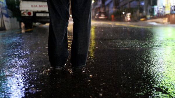 전문가들은  신뢰할 수 있는 공동체가 밤길의 불안감을 해소할 수 있다고 말한다.