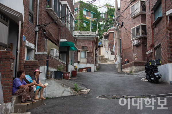 현관 앞으로 나와서 쉬고 있는 북아현동 주민들의 모습. <strong>진유경 사진기자