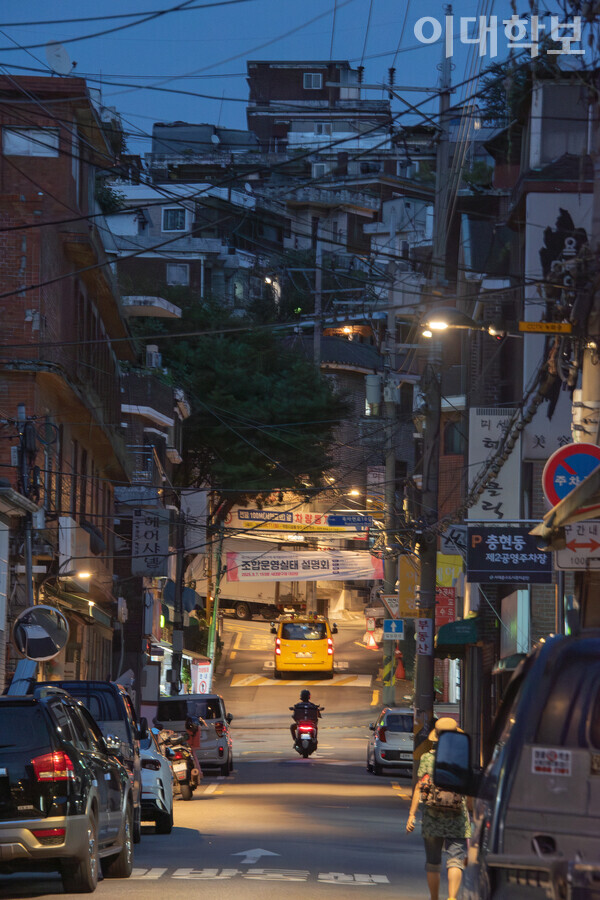 북아현로 14길의 저녁 시간 모습. 위쪽으로 오래된 집들이 모여 있다. <strong>진유경 사진기자