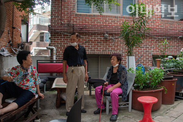 주택 사이 화단에서 쉬고 있는 황순애(69)씨와 이웃 주민들. <strong>진유경 사진기자