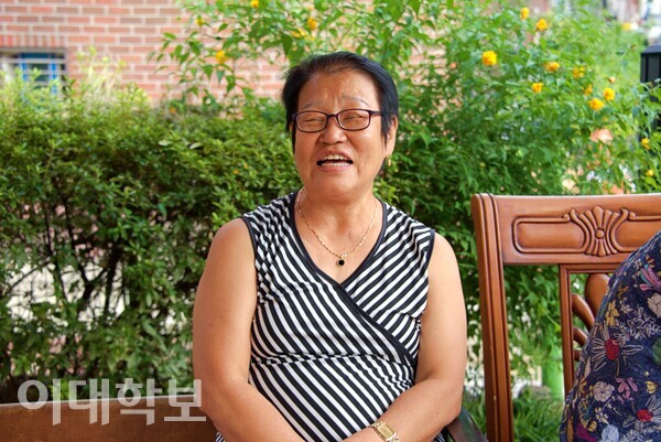 북아현동에 20년째 거주 중인 서활란(72)씨가 인터뷰 중 웃음을 터트리고 있다. 그는 “시간이 나면 마을 정자에 모여 다같이 수다를 떨곤 한다”고 말했다. <strong>정영인사진기자