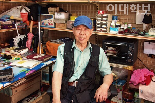 ‘제니스슈퍼’를 운영하는 오석환(87)씨가 미소짓고 있다. ‘제니스 양장점’ 주인이었던 그는 같은 이름으로 북아현동에 가게를 차렸다. <strong>정영인 사진기자