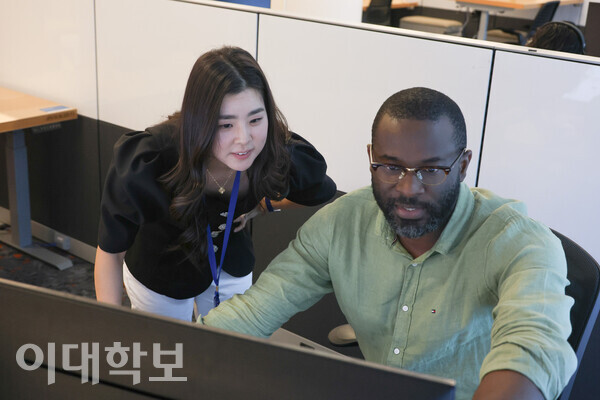 이승은씨가 동료와 함께 데이터를 어떻게 사용할지 논하고 있다. 변하영 사진기자
