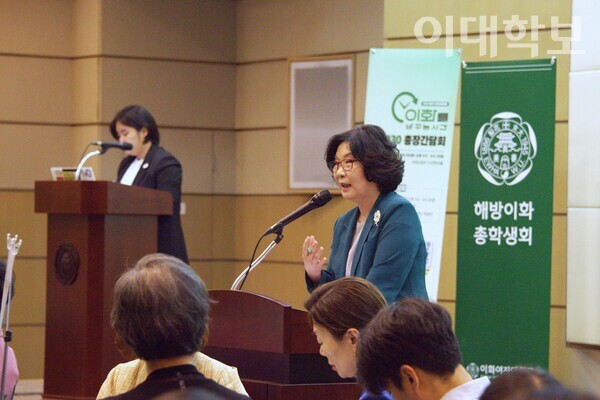 총장 간담회에서 학생들의 질의에 답하는 이향숙 총장. 정영인 사진기자