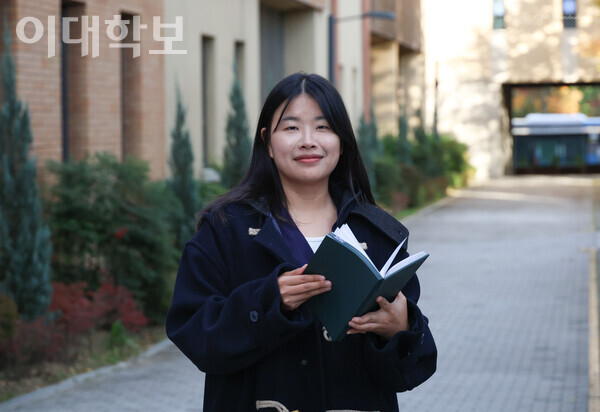 삼성전자 반도체 연구소에서 공정설계자로 근무 중인 권도현(화학·19년졸)씨. 그는 연구 현장에서 쌓은 경험을 바탕으로 반도체 산업의 핵심 공정을 설계하고 있다.채의정 사진기자