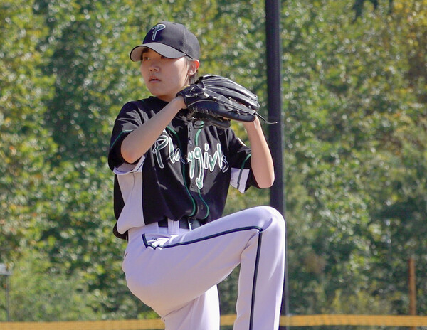 김상은씨가 진지한 모습으로 경기 직전 제구 연습에 임하고 있다.