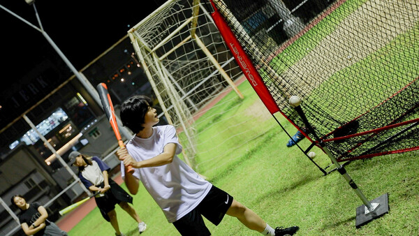전체 훈련 후 주어진 쉬는 시간에도 부원 신지윤씨(체육·21)는 타격 연습에 여념이 없다.