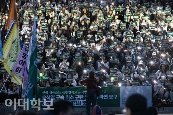 13일 오후7시경 대강당 계단에서 열린 긴급 학내집회는 윤석열 구속 취소를 규탄하는 목소리로 채워졌다. 이화인들은 "해방의 역사에 쿠데타는 들어올 수 없다"며 "해방"과"투쟁"을 외쳤다. 출처=이대학보DB