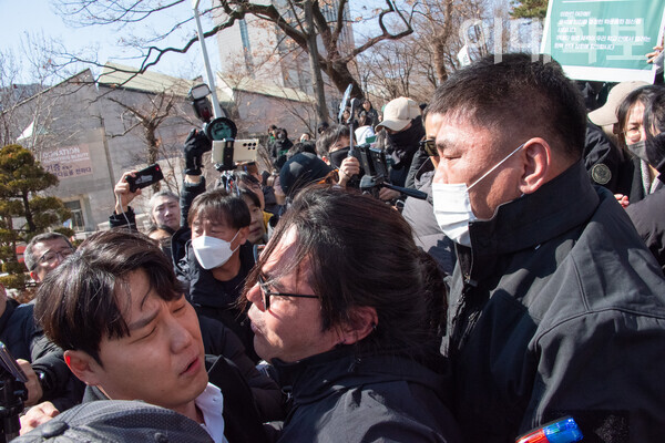 신남성연대의 배인규 대표를 비롯한 윤석열 대통령 탄핵 반대측이 “탄핵 반대”를 외치며 총무처 직원과 대치하고 있는 모습. 출처=이대학보DB