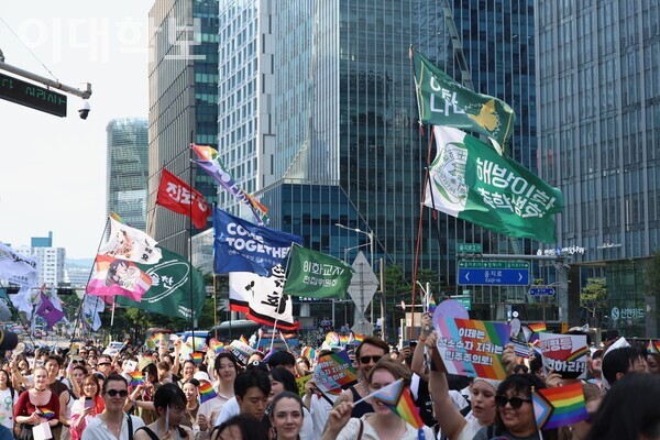 서울퀴어퍼레이드 참가자들이 을지로2가를 행진하고 있다. 본 행진에는 총학생회 스텝업, 이화교지, 이화나비 등 다양한 우리대학 자치단위 및 단체들이 참여했다. 출처=이대학보DB