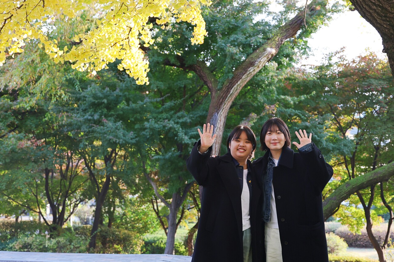 반지민 총학생회장(왼쪽)과 송수진 부총학생회장이 우리대학 본관 인근에서 손을 흔들어보이고 있다. 정영인 사진기자